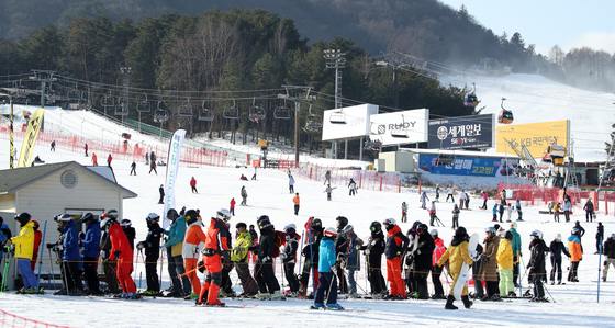Skiers and snowboarders take to the slopes in Pyeongchang County, Gangwon, on Sunday as ski season kicks off. [YONHAP]
