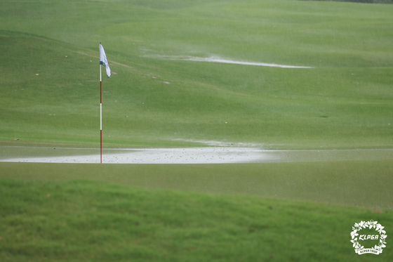 Heavy rain and lightening on Sunday cut the Singapore Women's Open to 36 holes at Tanah Merah Country Club in Singapore. [KLPGA]