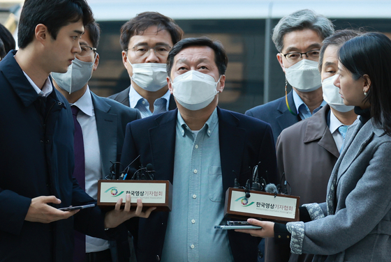 Jeong Jin-sang, center, a vice chief of staff to Democratic Party Chairman Lee Jae-myung, arrives at the Seoul Central District Court on Nov. 18 to attend his warrant review. [YONHAP]