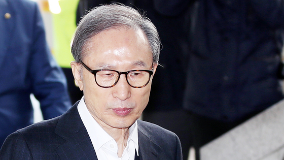 Former President Lee Myung-bak at a court hearing in March 2019. [YONHAP]