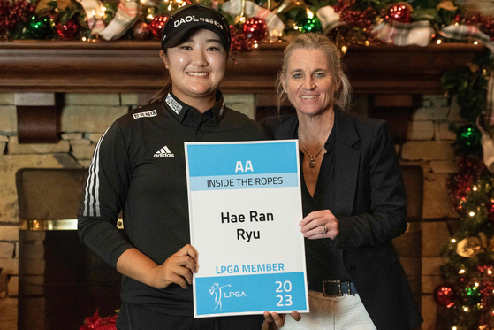 Ryu Hae-ran, left, and LPGA Tour Commissioner Mollie Marcoux Samaan pose with Ryu's tour card after the final round of the 2022 LPGA Q-Series at Highland Oaks Golf Course on Sunday in Dothan, Alabama. [AFP/YONHAP]