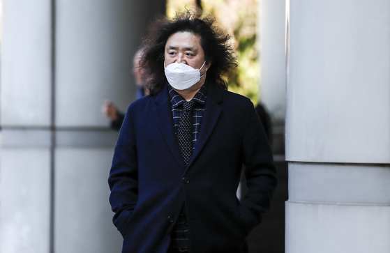 Broadcaster Kim Eo-jun walks to the Seoul High Court in Seocho District, southern Seoul on Dec. 7, 2022. [NEWS1]