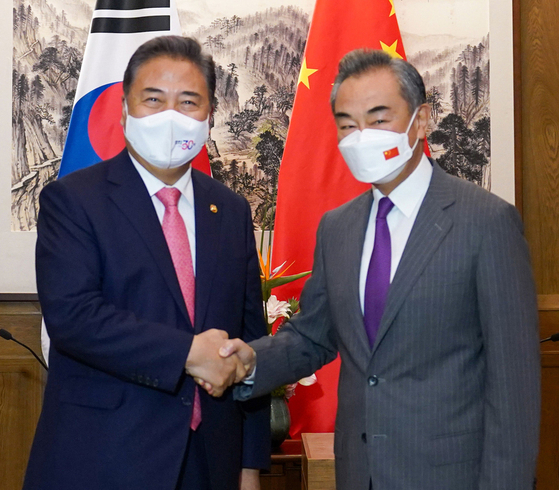 Foreign Minister Park Jin, left, shakes hands with Chinese Foreign Minister Wang Yi during a meeting in Qingdao, Shandong Province, in China on Aug. 10. [NEWS1]