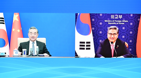 Foreign Minister Park Jin, right, speaks with Chinese Foreign Minister Wang Yi over a conference call on Monday. [MINISTRY OF FOREIGN AFFAIRS]