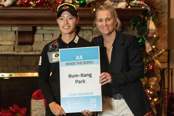 Park Kum-kang, left and LPGA Tour Commissioner Mollie Marcoux Samaan pose with Park's tour card after the final round of the 2022 LPGA Q-Series at Highland Oaks Golf Course on Sunday in Dothan, Alabama. [AFP/YONHAP]