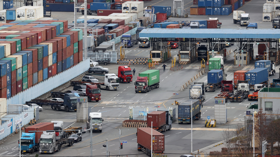 Cargo trucks are seen at a port in the southeastern city of Busan on Monday morning as Cargo Truckers Solidarity, the trucker union under the Korea Confederation of Trade Unions (KCTU), ended its 16-day strike last Friday. Truckers went on strike on Nov. 24, demanding the freight rate system become permanent and extended to more types of cargo. [NEWS1]