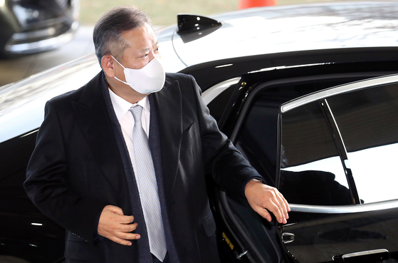 Interior Minister Lee Sang-min heads into the government complex in Jongno District, central Seoul, Monday morning after the Democratic Party-led National Assembly passed a no-confidence motion against him the previous day. [NEWS1]