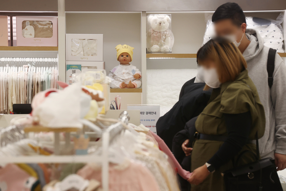 People shop for clothing for children at a discount mart in Seoul on Tuesday. [YONHAP] 