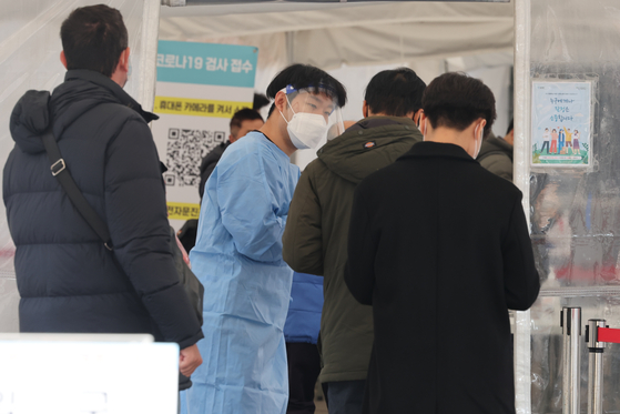 People line tup to get tested for Covid-19 at a testing center near Seoul Station, in Jongno Districct, central Seoul. [YONHAP]