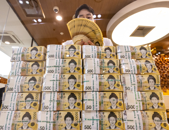 An employee at Hana Bank’s Counterfeit Notes Response Center in central Seoul organizes Korean currency on Nov. 1. [YONHAP]