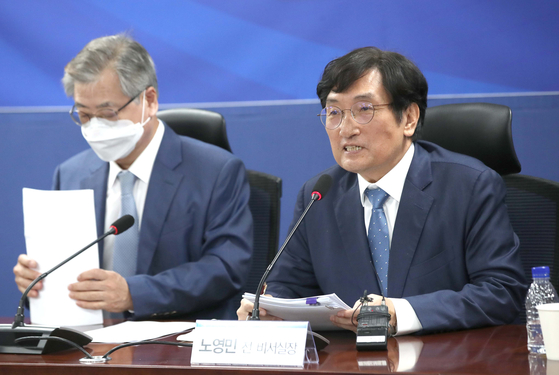Former Blue House Chief of Staff Noh Young-min, right, speaks in a press conference on the death of a fisheries official in 2020 at the National Assembly in Yeouido, western Seoul. [JOINT PRESS CORPS]