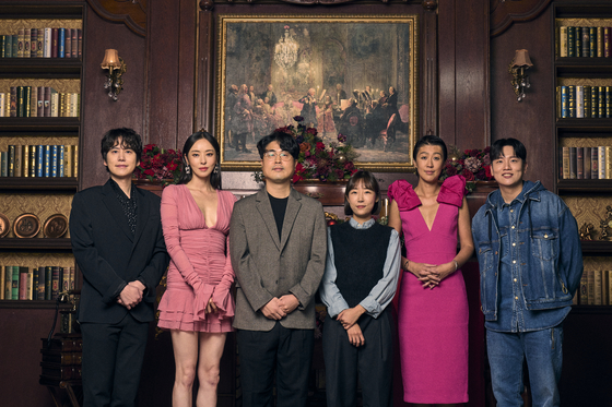 From left, singer Kyuhyun, actor Lee Da-hee, producers Kim Jae-won and Kim Na-hyun, entertainer Hong Jin-kyung and rapper Hanhae pose during the online press event of Netflix's dating reality show "Single's Inferno 2" on Tuesday. [NETFLIX]