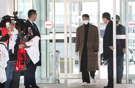 Son Heung-min walks into Incheon International Airport on Tuesday morning before jetting off to London to rejoin his Premier League club Tottenham Hotspur. [YONHAP]