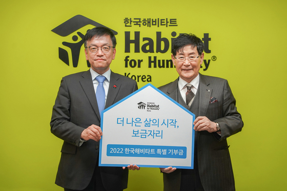 A presidential secretary delivers a donation from President Yoon Suk-yeol and first lady Kim Keon-hee to Habitat for Humanity. [PRESIDENTIAL OFFICE]