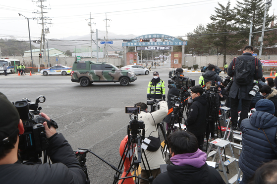 Domestic and foreign media personnel flock outside the army boot camp in Yeoncheon, Gyeonggi, on Tuesday morning, the day Jin of BTS is to enlist. [YONHAP]