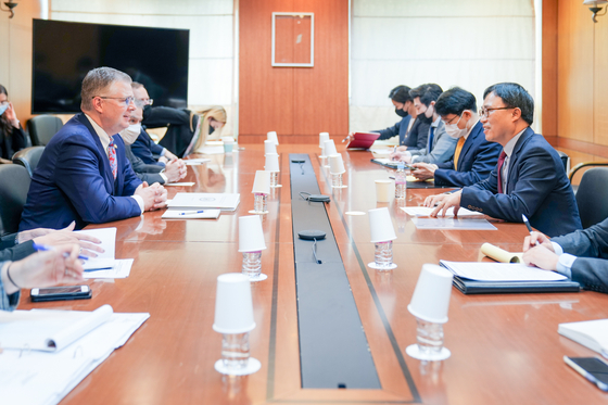 U.S. Assistant Secretary of State for East Asian and Pacific Affairs Daniel Kritenbrink, left, meets with Deputy Foreign Minister Choi Young-sam at the Foreign Ministry in Seoul on Tuesday. [MINISTRY OF FOREIGN AFFAIRS]
