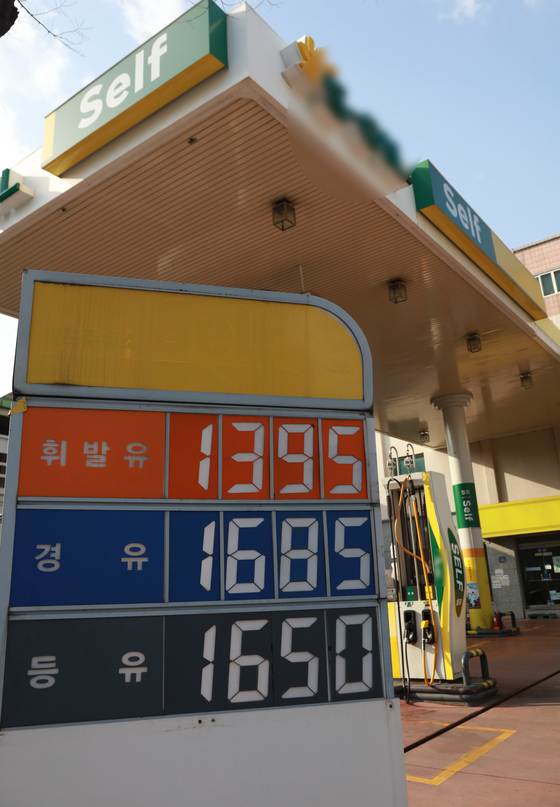 A gas station in Daejeon displays the price of gasoline at 1,395 won ($1.10) on Tuesday. The price was at the daily low as of 11 a.m., according to Opinet, the Korea National Oil Corporation’s oil price management system. [YONHAP]