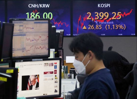 A screen in Hana Bank's trading room shows the Kospi closing at 2,399.25 points on Wednesday, up 26.85 points, or 1.13 percent, from the previous trading day. Stocks rose as the U.S. consumer price index was lower than expected and inflation eased, ahead of the Federal Reserve's interest-rate setting meeting. [NEWS1]