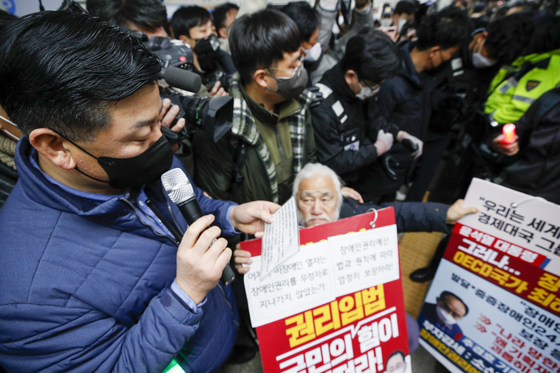 Members of the Solidarity Against Disability Discrimination (SADD) hold a protest at Samgakji Station in Yongsan District, central Seoul, Tuesday. [NEWS1]