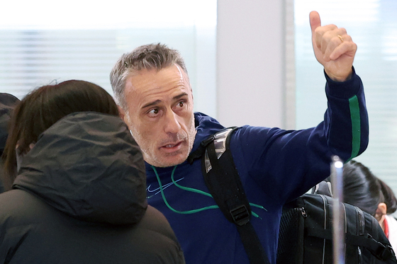 Paulo Bento, now former head coach of the Korean national football team, gestures to fans gathered at Incheon International Airport on Tuesday before departing for his native Portugal. Bento came to Korea in 2018, succeeding head coach Shin Tae-yong, who resigned after the 2018 World Cup in Russia. Bento managed to lead the Korean national team to the round of 16 at the World Cup in Qatar this year but announced his resignation after Korea crashed out of the tournament after a 4-1 loss to Brazil. [NEWS1]