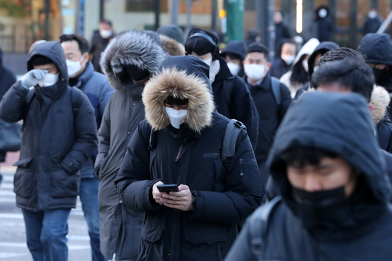 Commuters brave the cold in Pangyo, Gyeonggi, on Wednesday, as cold wave warnings were issued across the country. [NEWS1]