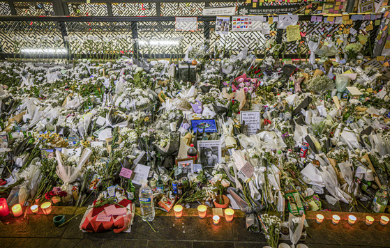 Flowers and letters are left in front of Itaewon Station Exit No. 1 to commemorate the victims of the Itaewon crowd crush. [CHOI YOUNG-JAE]