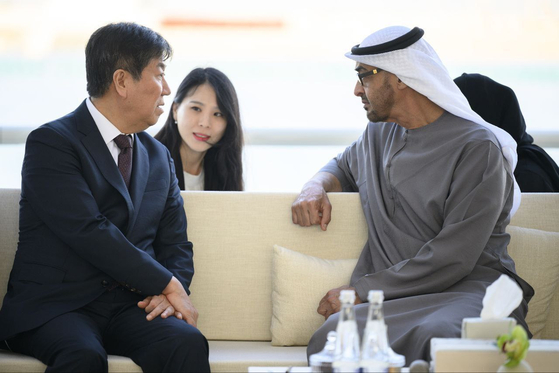 Chief of Staff to the President Kim Dae-ki, left, talks with United Arab Emirates (UAE) President Mohamed bin Zayed Al Nahyan during his four-day visit from Sunday to Wednesday. [PRESIDENTIAL OFFICE]