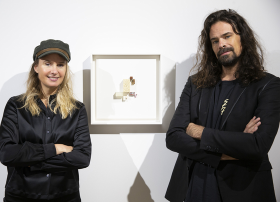 Studio Drift's Lonneke Gordijn, left, and Ralph Nauta pose with the art duo's latest piece ″Shin Ramyun″ (2022), part of the ″Materialism″ series. [STORAGE BY HYUNDAI CARD]