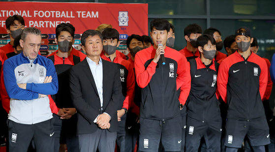 Son Heung-min answers questions alongside the Korean national team after arriving from Doha, Qatar on Dec. 7 at Incheon International Airport. [NEWS1]