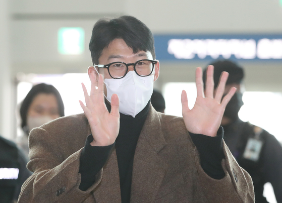 Son Heung-min waves to fans at Incheon International Airport as he departed for London on Tuesday. [NEWS1]