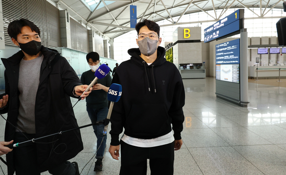 Lee Kang-in answers questions at Incheon International Airport as he departed for Barcelona, Spain on Tuesday. [YONHAP]
