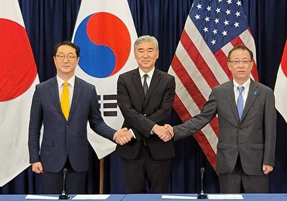 Kim Gunn, left, South Korea's special representative for Korean Peninsula peace and security affairs, poses for a photo with Sung Kim, center, U.S. special envoy for North Korea, and Takehiro Funakoshi, head of the Japanese Foreign Ministry's Asian and Oceanian Affairs Bureau, during their talks on North Korea at the U.S. Embassy in Jakarta on Dec. 13. [YONHAP]