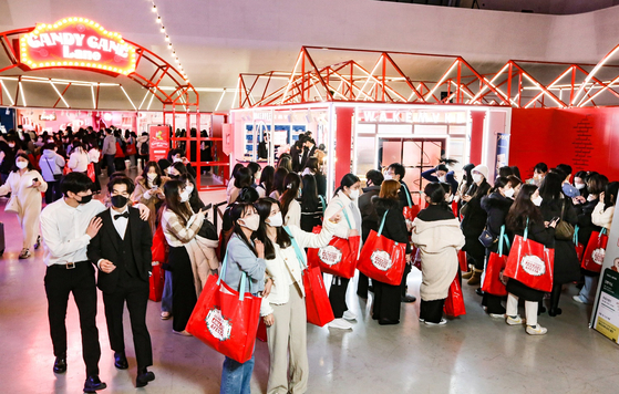 Visitors line up to play games and win gifts at the Olive Young Awards & Festa held at Dongdaemun Design Plaza in central Seoul on Wednesday. [OLIVE YOUNG]