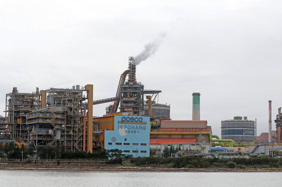 Smoke and steam billow from a steel plant run by Posco in Pohang, North Gyeongsang. [YONHAP]