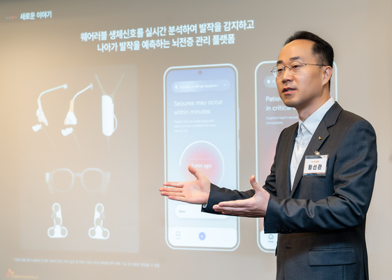 Hwang Sun-gwan, vice president of SK Biopharmaceuticals’ R&D Innovation, talks about the company's wearable devices that will be showcased at the CES 2023 in Las Vegas on Jan. 5. [SK BIOPHARMACEUTICALS]