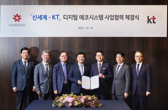 From left: Shinsegae Property CEO Im Young-rok, Shinsegae Department Store CEO Son Young-sik, Emart CEO Kang Heui-seok, KT’s head of transformation group Yun Kyoung-lim and head of KT’s customer business group Kang Kook-hyun pose for a photo to celebrate signing a memorandum of understanding on Wednesday. [SHINSEGAE]