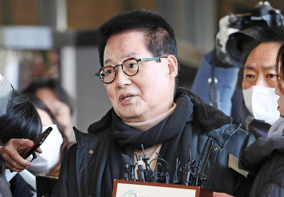 Park Jie-won, former director of the National Intelligence Service (NIS), speaks to reporters at the Seoul Central District Prosecutors’ Office in Seocho District, southern Seoul Wednesday. [KIM KYUNG-ROK]