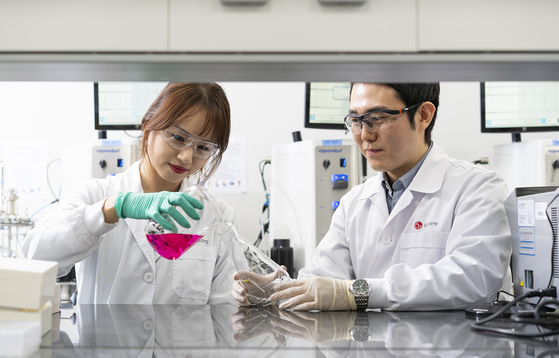 LG Chem researchers conduct experiments in the company's laboratories. [LG CHEM] 