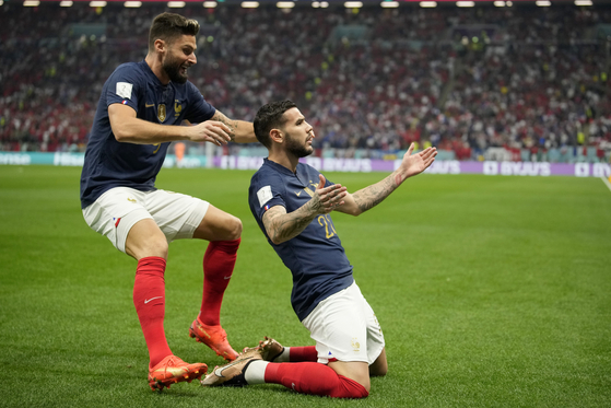 France's Theo Hernandez, right, celebrates with Olivier Giroud after scoring the opening goal during the World Cup semifinal match between France and Morocco at the Al Bayt Stadium in Al Khor, Qatar, on Wednesday. [AP/YONHAP]