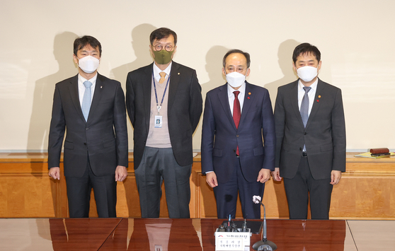Finance Minister Choo Kyung-ho, second from right, and Bank of Korea Gov. Rhee Chang-yong, second from left, pose for a photo in a meeting held in central Seoul on Thursday. [YONHAP]