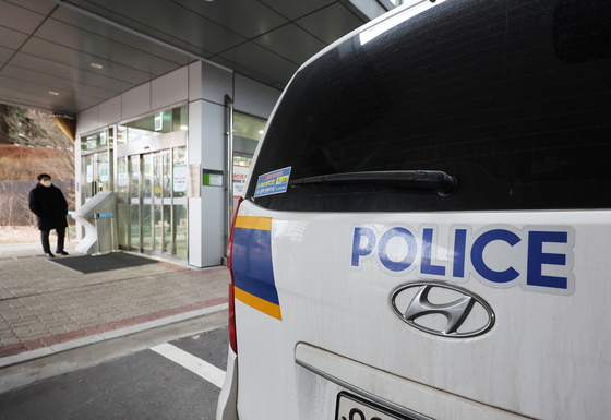 A police car is parked outside Ajou University Hospital in Suwon, Gyeonggi, where Hwacheon Daeyu owner Kim Man-bae is receiving treatment after stabbing himself on Wednesday. [YONHAP]