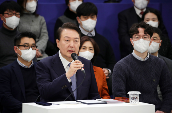 President Yoon Suk-yeol shares his views on the recent surge in drug crime cases in the country during a 100-minute televised meeting at the Yeongbin-gwan, also known as the State Guest House, on Thursday. Yoon said ″the country was drug-free a decade ago″ and pointed out that crimes were not efficiently addressed and the police were investigating the cases instead of prosecutors. President Yoon added that the falling price of drugs in the country is also a sign that the country has not been able to crack down on drug crimes effectively. [YONHAP] 