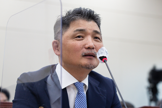 Kakao founder Kim Beom-su speaks during a parliamentary audit held at the National Assembly on Oct. 15. [NEWS1] 