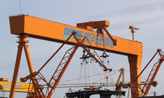 A crane at Daewoo Shipbuilding and Marine Engineering's shipyard in Geoje, South Gyeongsang. [YONHAP]