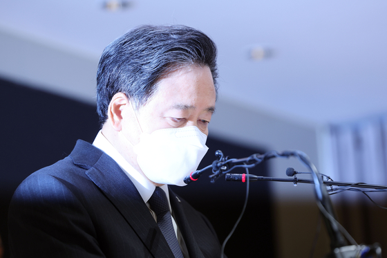 SPC Chairman Hur Young-in apologies for the death of a 23-year-old worker in an accident at an SPL factory at a press conference on Oct. 21. [YONHAP]