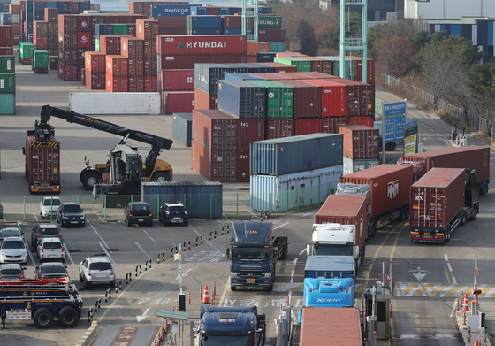 Cargo trucks are on the move at Uiwang Inland Container Depot in Gyeonggi on Dec. 12, after a 16-day-trucker strike ended on Dec. 9. [NEWS1]