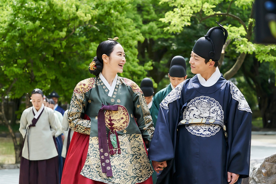Actor Kim Hye-soo, right, plays Queen Hwa-ryeong in the drama. She does everything she can to make one of her sons become the next king after losing her eldest son who was the crown prince. [TVN]