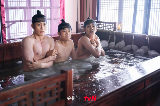 Some of the tactics introduced in the drama to heighten the princes' concentration were really used for the crown princes during the Joseon Dynasty (1392-1910), such as taking a bath inside an otchil (lacqure-coated) bathtub at dawn. [TVN]