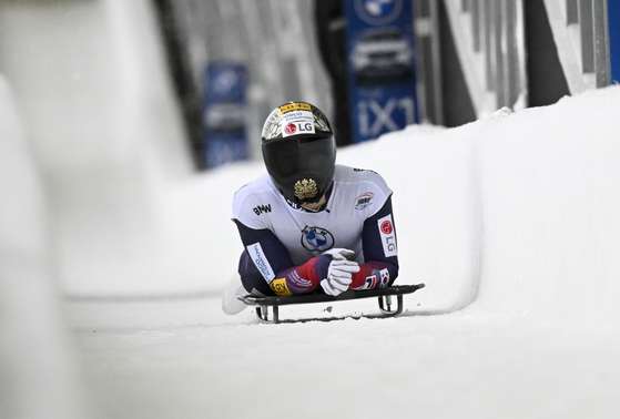 Jung Seung-gi slides in the finish area after the second run of the men's skeleton World Cup race on Friday in Lake Placid, New York. After the two runs, Jung finished third with a total time of 1:48.40. [AP/YONHAP]
