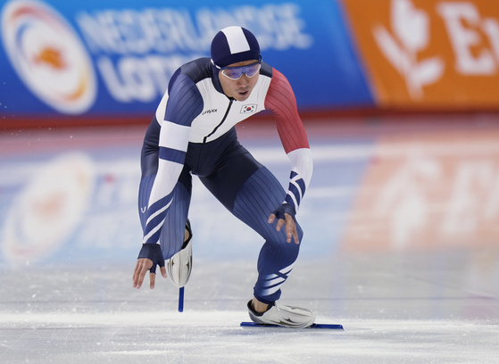 Kim Jun-ho slips on his start as he competes in the men's 500-meter at the ISU Speed Skating World Cup in Calgary, Canada, on Saturday. [EPA/YONHAP]